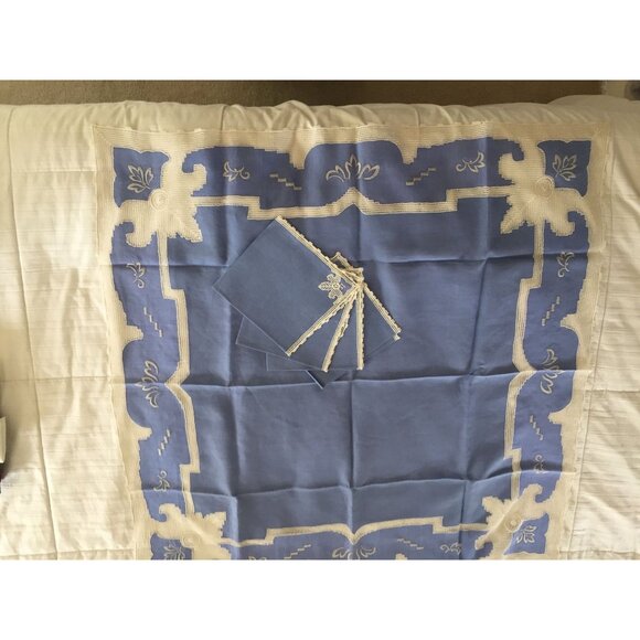 Vintage 1940's Hand Crocheted Blue White Linen Tablecloth + 4 Matching Napkins - Picture 3 of 10